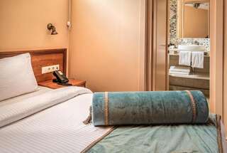 Отель Golden Tulip Borjomi Боржоми Стандартный номер с кроватью размера "queen-size"-8